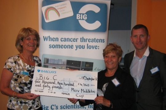 Eileen & Paul with Cheque & Big C_newsimgnew